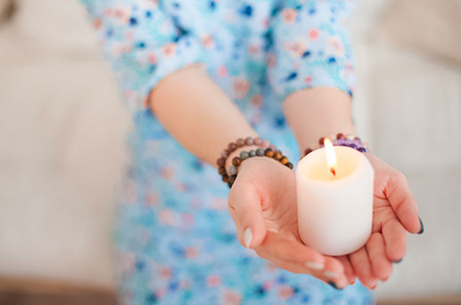Meditation mit Kerzen und Dehnübungen für eine potentelle Kraft der spirituellen Entspannung und Selbstfindung!