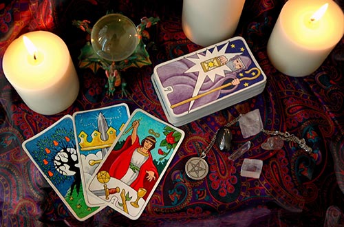 Das Legen von Tarotkarten ist eine beliebte Form des Wahrsagens im esoterischen Bereich.