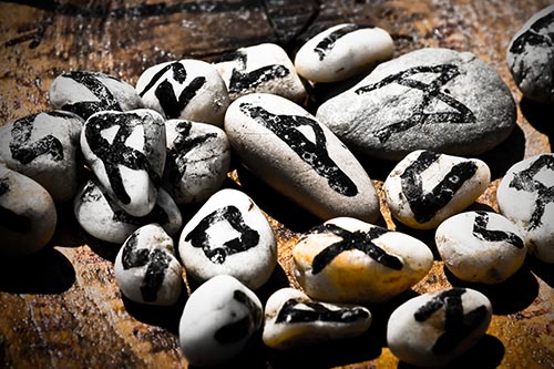 Die Reihenfolge des Futhark-Runen Alphabets - Erfahren Sie jetzt der Bedeutung der Schriftsymbole!