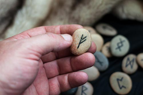 Das Runen-Orakel aus Stein, Holz oder Keramik - Erfahren Sie hier mehr über das Futhark-Runen-Alphabet!