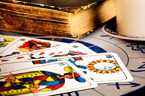 Lösen Sie innere Blockaden mit dem Online-Tarot Kartenorakel auf Wahrsager.de!