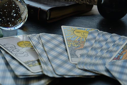 Mehr Informationen zu den Tarot-Kartenlegungen mit dem Knapp-Hall-Kartendeck auf Wahrsager.de!