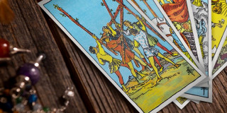 Die Fünf der Stäbe | Tarotkarte - Kleine Arkana