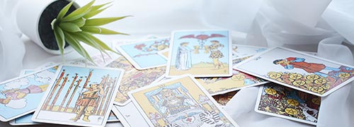 Tarot-Karten sind ein herkömmliches Mittel der esoterischen Zukunftsvorhersage und werden gerne von Wahrsagern verwendet.