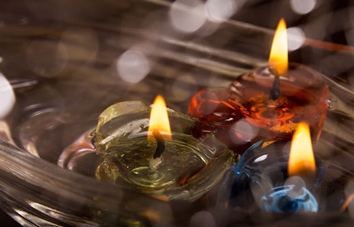 Schaffen Sie eine spirituelle Umgebung zum Wasserlesen mit Natur-Steinen, Kerzenlicht und passendem Duft der Zukunftsvorhersage!